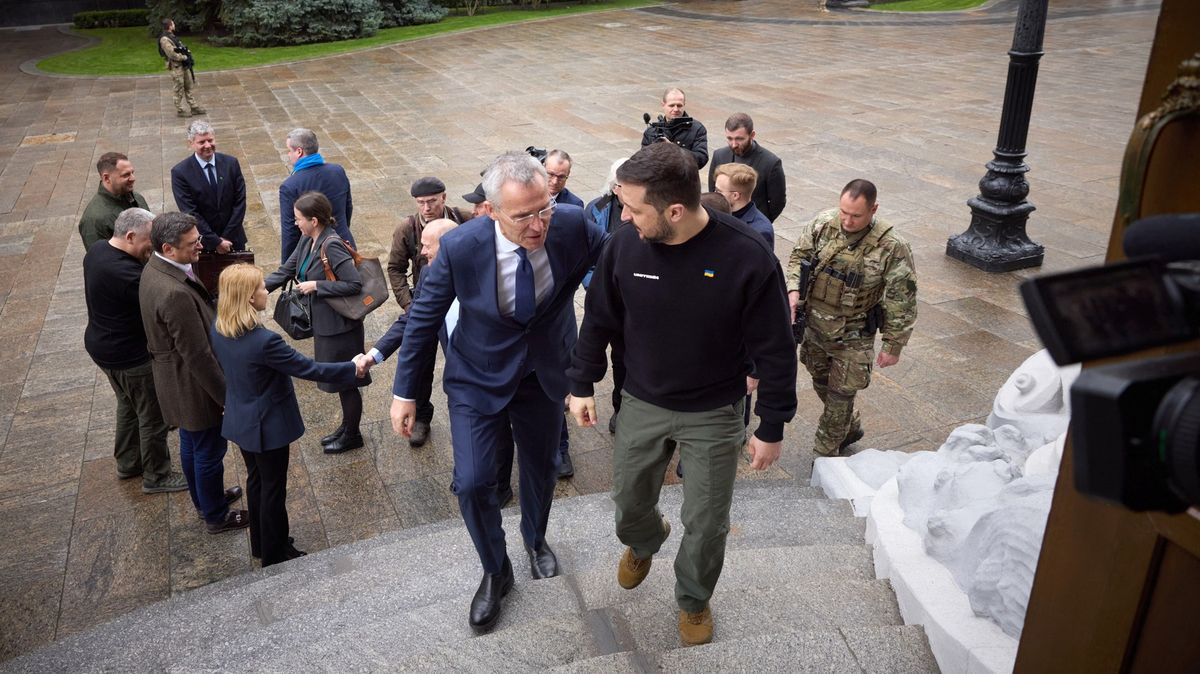 Fotky: Zelenskyj si v Kyjevě řekl šéfovi aliance o pozvánku do NATO